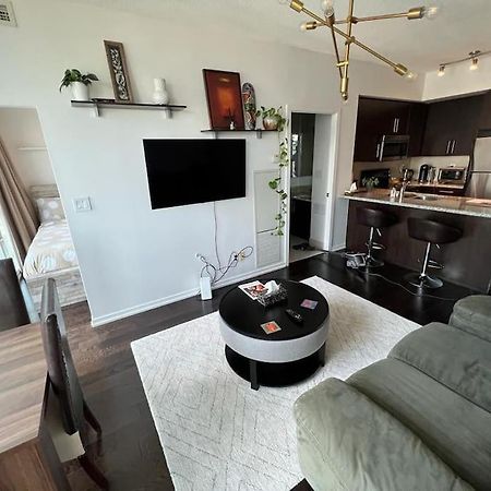 2-Bdrm And 1 Den 3 Bed Condo With 2 Bath - Walking Distance To Scotiabank Arena, Cn Tower, Union Station, Ripleys With Free Parking Toronto Exteriör bild