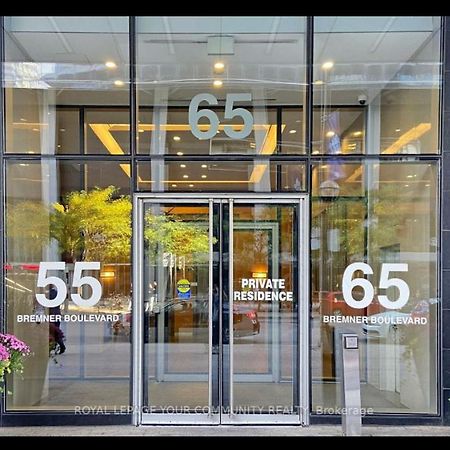 2-Bdrm And 1 Den 3 Bed Condo With 2 Bath - Walking Distance To Scotiabank Arena, Cn Tower, Union Station, Ripleys With Free Parking Toronto Exteriör bild