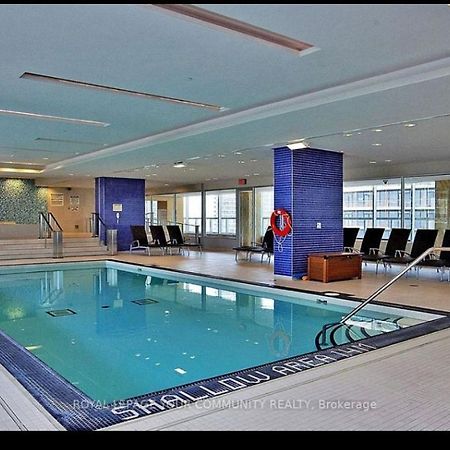 2-Bdrm And 1 Den 3 Bed Condo With 2 Bath - Walking Distance To Scotiabank Arena, Cn Tower, Union Station, Ripleys With Free Parking Toronto Exteriör bild