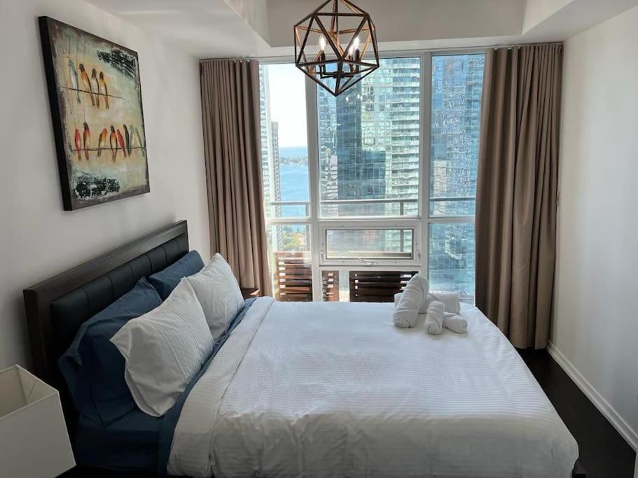 2-Bdrm And 1 Den 3 Bed Condo With 2 Bath - Walking Distance To Scotiabank Arena, Cn Tower, Union Station, Ripleys With Free Parking Toronto Exteriör bild