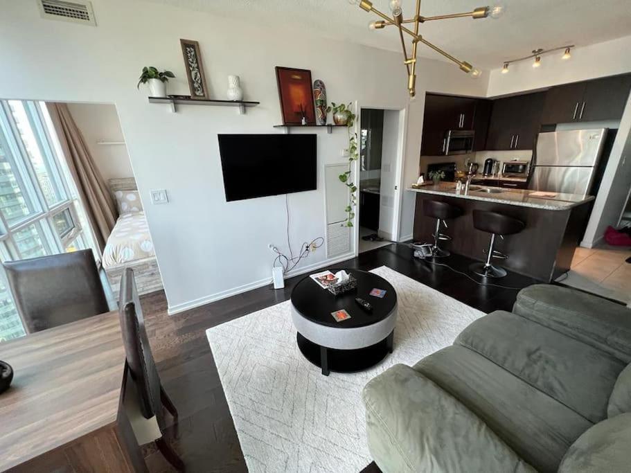 2-Bdrm And 1 Den 3 Bed Condo With 2 Bath - Walking Distance To Scotiabank Arena, Cn Tower, Union Station, Ripleys With Free Parking Toronto Exteriör bild