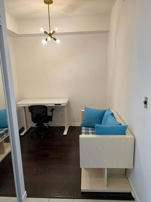 2-Bdrm And 1 Den 3 Bed Condo With 2 Bath - Walking Distance To Scotiabank Arena, Cn Tower, Union Station, Ripleys With Free Parking Toronto Exteriör bild