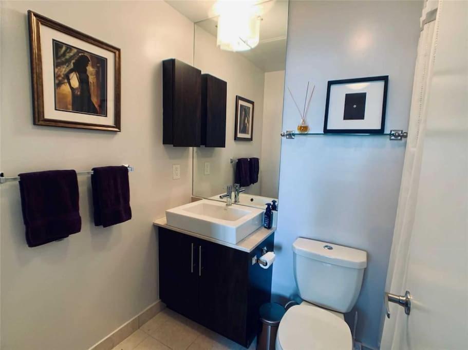 2-Bdrm And 1 Den 3 Bed Condo With 2 Bath - Walking Distance To Scotiabank Arena, Cn Tower, Union Station, Ripleys With Free Parking Toronto Exteriör bild