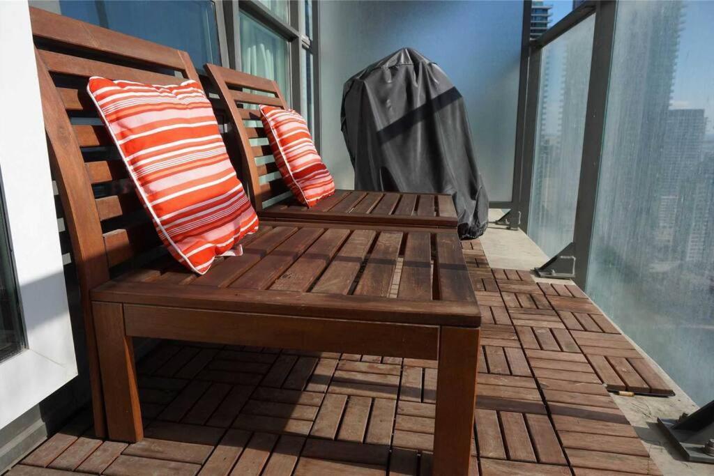 2-Bdrm And 1 Den 3 Bed Condo With 2 Bath - Walking Distance To Scotiabank Arena, Cn Tower, Union Station, Ripleys With Free Parking Toronto Exteriör bild