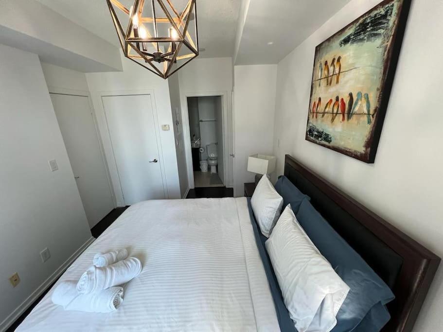 2-Bdrm And 1 Den 3 Bed Condo With 2 Bath - Walking Distance To Scotiabank Arena, Cn Tower, Union Station, Ripleys With Free Parking Toronto Exteriör bild