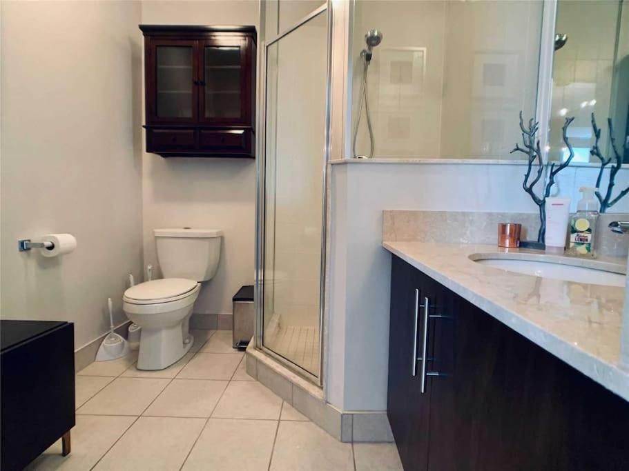 2-Bdrm And 1 Den 3 Bed Condo With 2 Bath - Walking Distance To Scotiabank Arena, Cn Tower, Union Station, Ripleys With Free Parking Toronto Exteriör bild