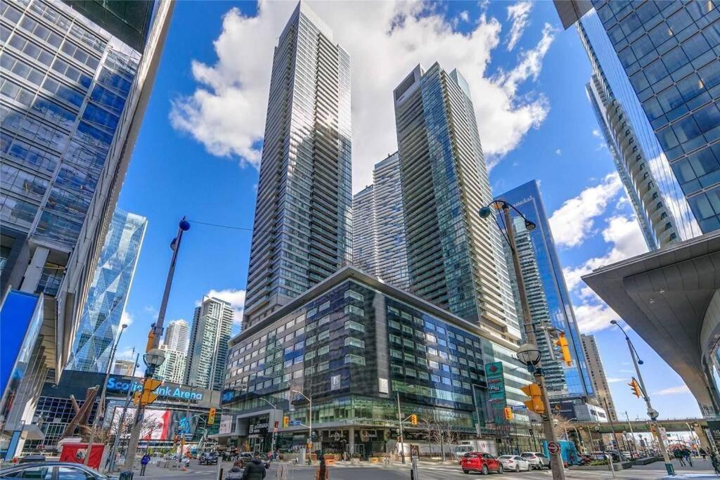 2-Bdrm And 1 Den 3 Bed Condo With 2 Bath - Walking Distance To Scotiabank Arena, Cn Tower, Union Station, Ripleys With Free Parking Toronto Exteriör bild